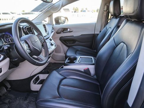 Certified 2024 Chrysler Pacifica Touring-L image 18