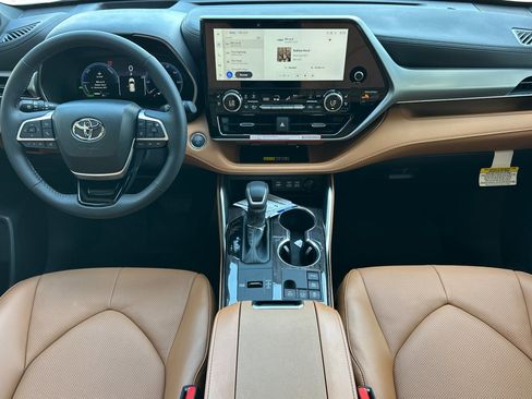 Certified 2026 Toyota Highlander Platinum AWD/4WD image 13