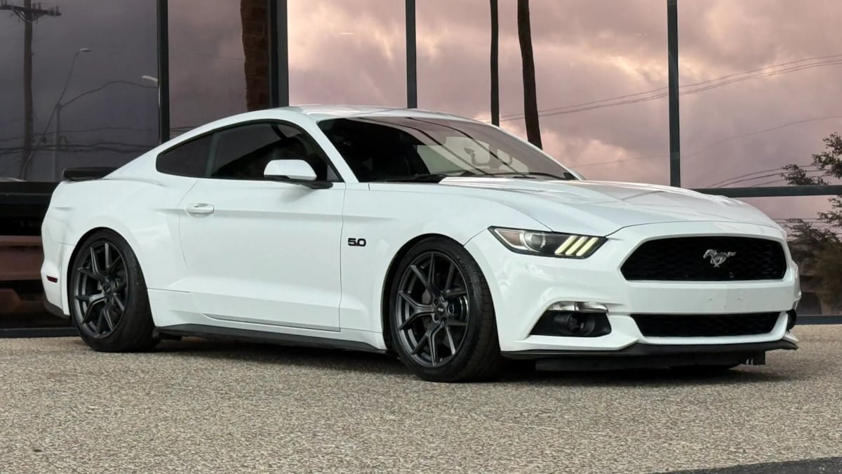 Used 2016 Ford Mustang GT Premium w/ Black Accent Package RWD image 17