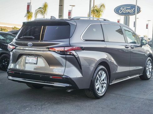 Used 2023 Toyota Sienna Limited image 7