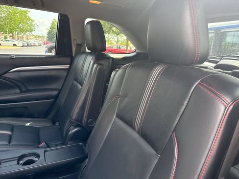 Used 2019 Toyota Highlander SE AWD/4WD image 17