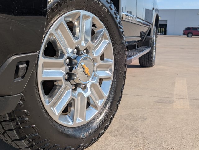 Used 2024 Chevrolet Silverado 2500 High Country w/ High Country Premium Package AWD/4WD image 2