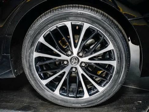 Certified 2020 Toyota Camry SE image 11