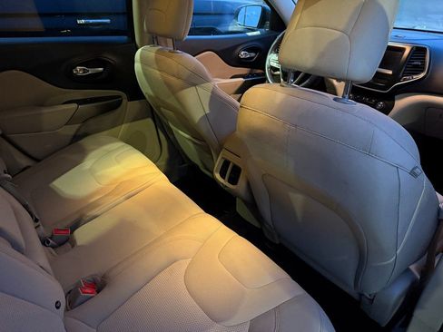 Used 2019 Jeep Cherokee Latitude w/ Popular Appearance Group image 9