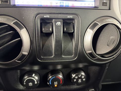 Used 2015 Jeep Wrangler Sport w/ Quick Order Package 24S AWD/4WD image 19