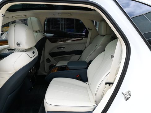 Used 2023 Bentley Bentayga AWD/4WD image 37