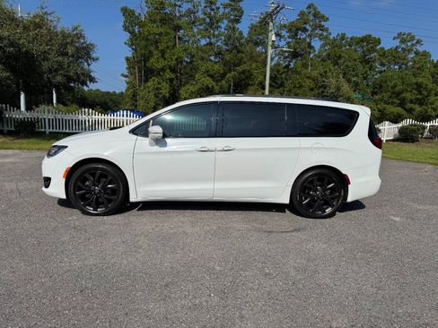 Used 2019 Chrysler Pacifica Limited w/ Advanced Safetytec Group FWD image 3