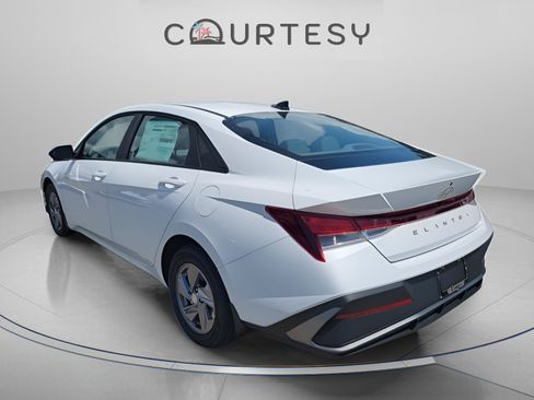 New 2026 Hyundai Elantra SE FWD image 3