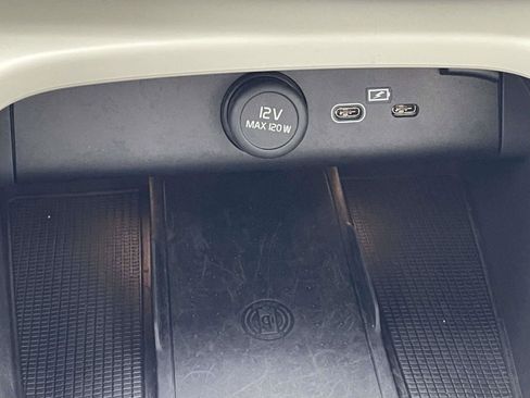 Certified 2023 Volvo XC40 B5 Ultimate w/ Climate Package image 30