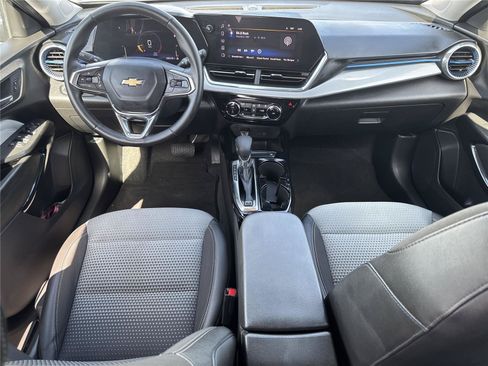 Used 2025 Chevrolet Trax LT w/ LT Convenience Package FWD image 12