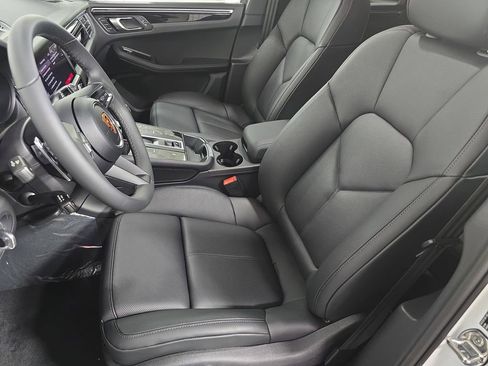 New 2026 Porsche Macan image 5