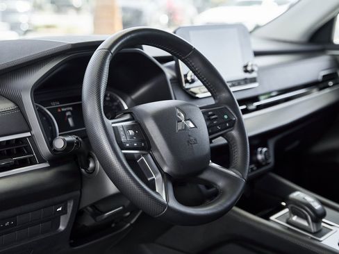 Used 2024 Mitsubishi Outlander SE image 21