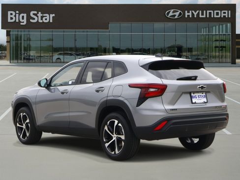 Used 2025 Chevrolet Trax RS w/ Driver Confidence Package image 3