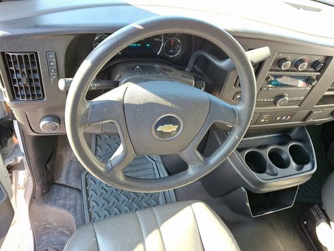 Used 2018 Chevrolet Express 2500 Extended image 13