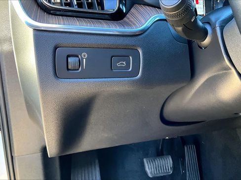 Used 2021 Volvo XC60 T5 Momentum image 29