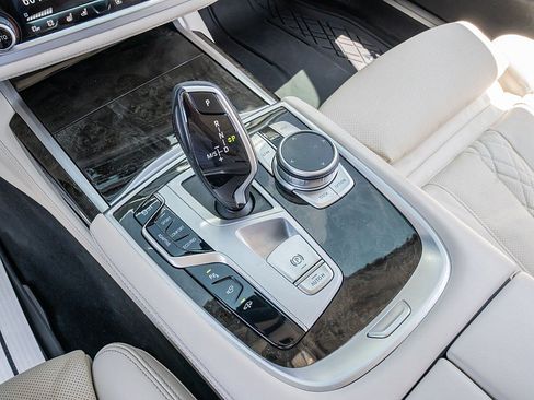 Used 2022 BMW 740i w/ Luxury Rear Seating Package RWD image 27