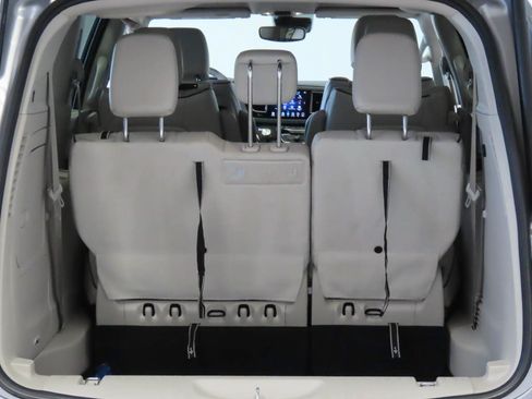 Used 2018 Chrysler Pacifica Limited w/ Advanced Safetytec Group FWD image 19