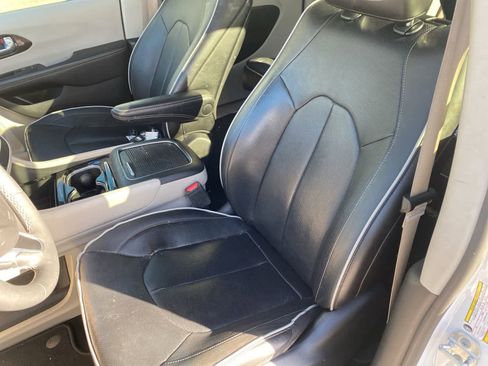 Used 2022 Chrysler Pacifica Limited w/ Uconnect Theater Family Group image 12