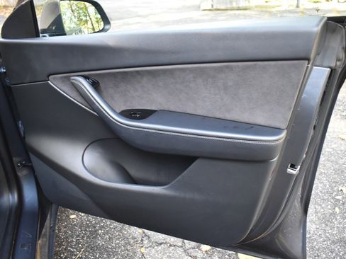 Used 2021 Tesla Model Y Long Range image 21