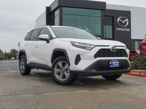 Used 2025 Toyota RAV4 XLE image 1