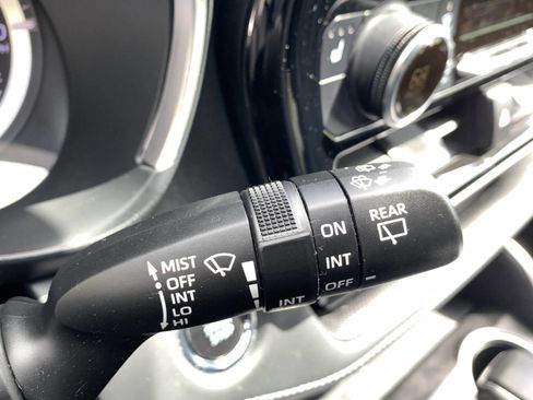 Used 2022 Toyota Highlander XLE AWD/4WD image 18