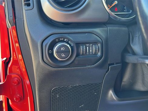 Used 2021 Jeep Gladiator Willys image 14