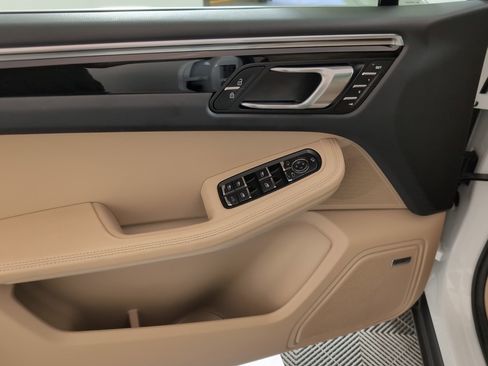 Used 2025 Porsche Macan image 16