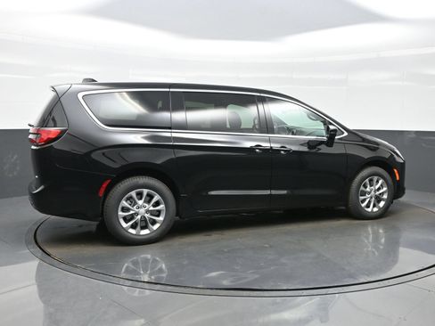 New 2027 Chrysler Pacifica Select AWD/4WD image 8
