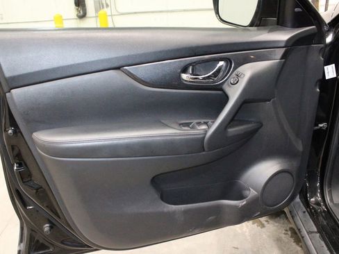 Used 2020 Nissan Rogue SV image 12