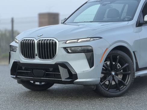 Used 2024 BMW X7 xDrive40i w/ M Sport Package image 3