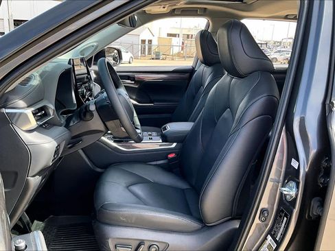 Used 2025 Toyota Highlander Limited image 8