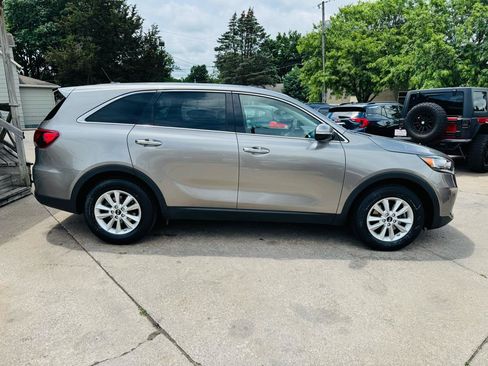 Used 2019 Kia Sorento FWD image 2