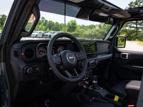Used 2025 Jeep Wrangler Unlimited Rubicon AWD/4WD image 13