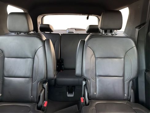 Used 2023 Chevrolet Traverse LT image 15