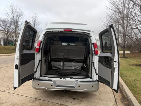 Used 2017 Chevrolet Express 2500 image 39