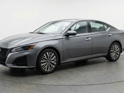 Used 2025 Nissan Altima 2.5 SV FWD image 3