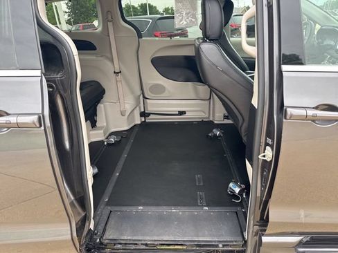 Used 2022 Chrysler Pacifica Touring-L FWD image 22