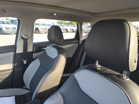 Used 2022 Volkswagen Taos SEL w/ Panoramic Sunroof Package FWD image 9