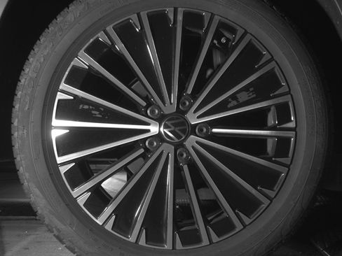 Used 2025 Volkswagen Taos SE image 15