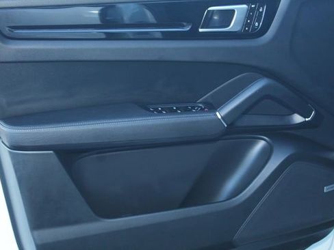Certified 2022 Porsche Cayenne image 23