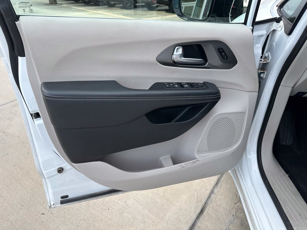 Used 2024 Chrysler Pacifica Touring-L FWD image 12