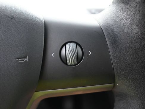 Used 2024 Tesla Model Y 2WD image 27