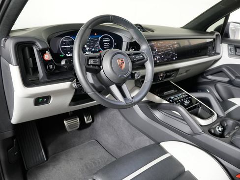 Certified 2025 Porsche Cayenne GTS AWD/4WD image 4