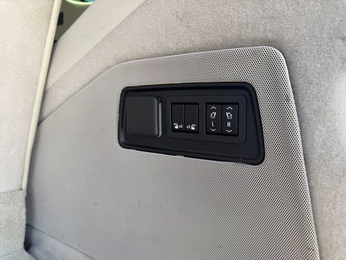 Used 2021 Cadillac Escalade Premium Luxury Platinum AWD/4WD image 26
