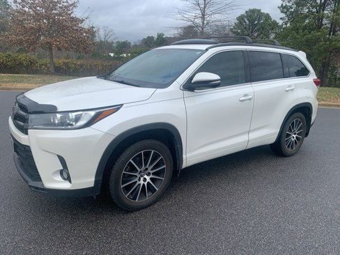 Used 2017 Toyota Highlander SE image 1