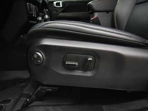 Used 2024 Jeep Wrangler Sahara image 38