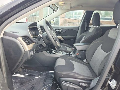 Used 2018 Jeep Cherokee Latitude FWD image 11