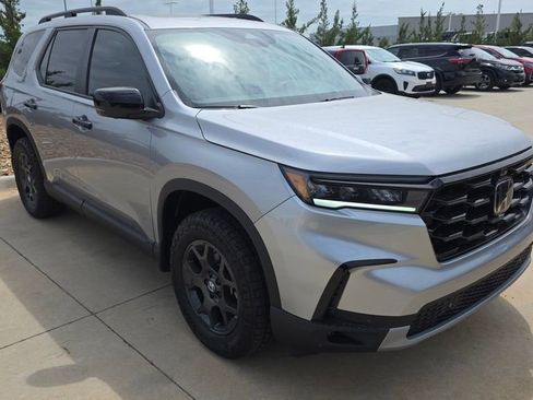 Used 2025 Honda Pilot TrailSport image 7