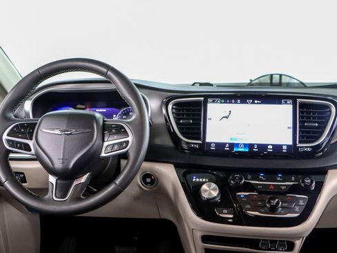 Used 2023 Chrysler Pacifica Touring-L FWD image 17