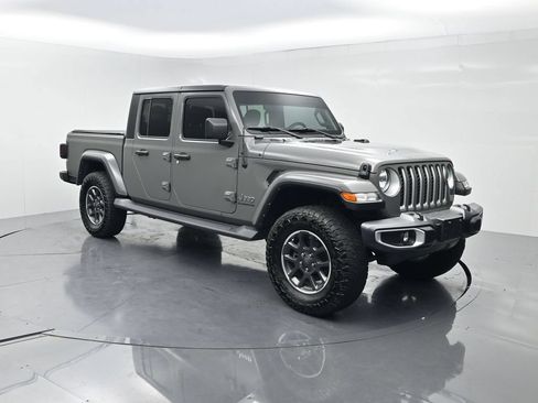 Used 2022 Jeep Gladiator Overland w/ Cold Weather Group AWD/4WD image 2